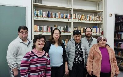 Ces six personnes intellectuellement déficientes sont les tout premiers adultes, en Israël, à avoir décroché une licence à la Faculté d'éducation de l'Université Bar-Ilan. Deux d'entre eux sont atteints du syndrome de Down. De gauche à droite, Oded Naftali, Ruti Bar-On, Lior Shmualevitz, Henia Greengarten, Tomer Gad-Barak et Hofit Gilad. (Avec l'aimable autorisation de l'Université Bar-Ilan)
