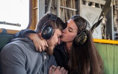 L'ex-otage Sasha Trufanov avec sa petite amie Sapir Cohen dans un hélicoptère de l'armée de l'air israélienne en route de la zone frontalière de Gaza vers le centre hospitalier Sheba-Tel Hashomer près de Tel Aviv, le 15 février 2025. (Crédit : Armée israélienne)