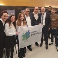 Le ministre de l'Aliyah et de l'Intégration, Ofir Sofer (au centre), lors du Salon de l'Aliyah et des Études organisé à Paris le 2 février 2025. (Crédit Photo : Ministère de l'Aliyah et de l'Intégration)