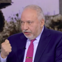 Le président de Yisrael Beytenu, Avigdor Liberman, s'adresse à la chaîne d'information N12, le 10 février 2025. (Capture d'écran/used in accordance with Clause 27a of the Copyright Law)
