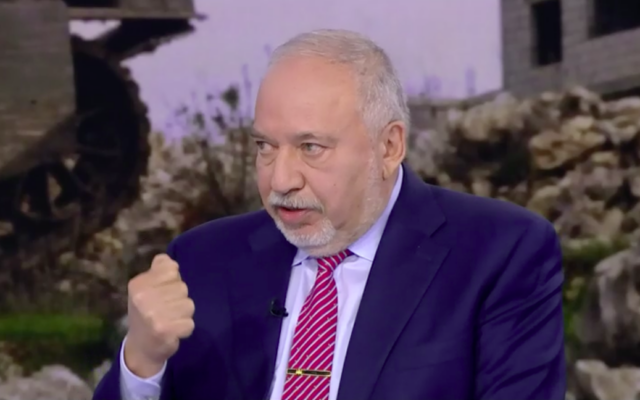 Le président de Yisrael Beytenu, Avigdor Liberman, s'adresse à la chaîne d'information N12, le 10 février 2025. (Capture d'écran/used in accordance with Clause 27a of the Copyright Law)