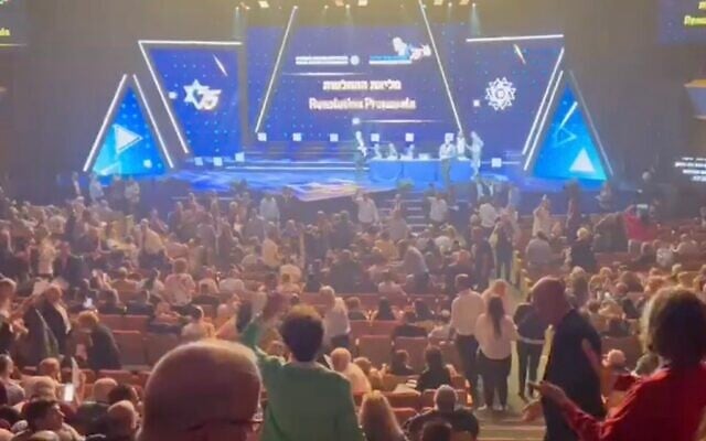 Illustration : Délégués au Congrès sioniste mondial à Jérusalem, le 20 avril 2023. (Capture d'écran vidéo Twitter / utilisée conformément à l'article 27a de la loi sur le droit d'auteur) Illustration : Délégués au Congrès sioniste mondial à Jérusalem, le 20 avril 2023. (Capture d'écran vidéo Twitter / utilisée conformément à l'article 27a de la loi sur le droit d'auteur)