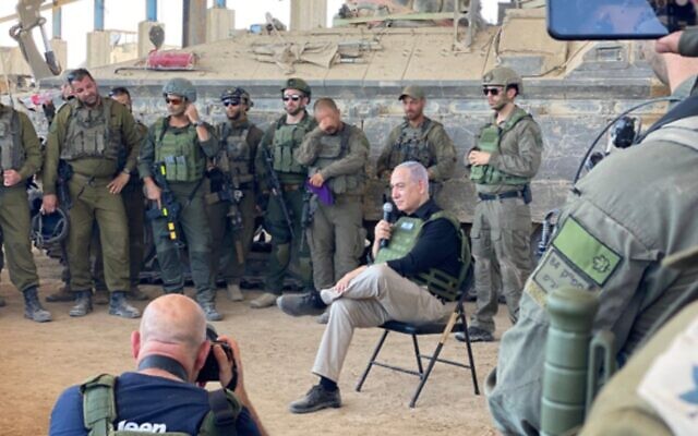 Le Premier ministre Benjamin Netanyahu s'adressant aux troupes de l’armée israélienne, à Rafah, à la frontière entre Gaza et l'Égypte, le 18 juillet 2024. (Crédit : Avi Ohayon/GPO)