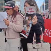 L'ex-otage Ilana Gritzewsky, petite amie de l'otage Matan Zangauker, s'exprime lors d'un rassemblement devant la Maison Blanche, le 4 février 2025. (Capture d'écran X / @lizarozovsky)