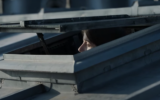 Extrait du film « La vie devant moi », de Nils Tavernier, qui devrait sortir en salle le 26 février 2025, dans lequel on voit la jeune Tauba Zylbersztejn regarder par la fenêtre de la chambre de bonne où elle se cache des nazis, à Paris, pendant la Seconde Guerre mondiale. (Capture d'écran Youtube / Apollo Film / utilisée conformément à l'article 27a de la loi sur le droit d'auteur)