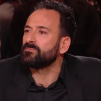 Le para-athlète juif Michaël Jeremiasz, sur le plateau de « Quelle époque ! » sur France 2, le 8 février 2025. (Capture d'écran Youtube / Quelle époque ! France Télévisions / utilisée conformément à l'article 27a de la loi sur le droit d'auteur)