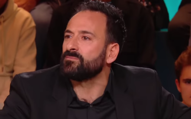 Le para-athlète juif Michaël Jeremiasz, sur le plateau de « Quelle époque ! » sur France 2, le 8 février 2025. (Capture d'écran Youtube / Quelle époque ! France Télévisions / utilisée conformément à l'article 27a de la loi sur le droit d'auteur)