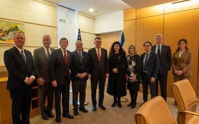Le ministre des Affaires étrangères Gideon Saar rencontre une délégation bipartisane de sénateurs américains, ainsi que l'envoyé adjoint au Moyen-Orient Morgan Ortagus, le 17 février 2025 (Yafit Iliagoyav / Ministère des Affaires étrangères) Le ministre des Affaires étrangères Gideon Saar rencontre une délégation bipartisane de sénateurs américains, ainsi que l'envoyé adjoint au Moyen-Orient Morgan Ortagus, le 17 février 2025 (Yafit Iliagoyav / Ministère des Affaires étrangères)