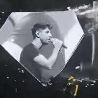 Idan Amedi se produit lors de son premier grand concert depuis qu'il s'est remis de ses blessures subies lors d'une explosion à Gaza, à Jérusalem, le 19 février 2025. (Capture d'écran de X, utilisée conformément à l'article 27a de la loi sur le droit d'auteur)