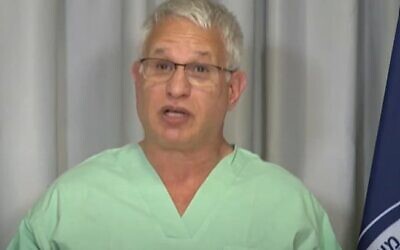 Le Dr Chen Kugel, directeur de l'institut national de médecine légale d'Abu Kabir, s'adresse aux médias le 20 février 2025. (Capture d'écran/N12)