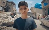 Un extrait de la bande-annonce de "Gaza : How to Survive A War Zone" montre le narrateur Abdullah Al-Yazouri, dont le père est un ministre du Hamas. (Crédit : Capture d'écran/YouTube ; utilisée conformément à l'article 27a de la loi sur les droits d'auteur)