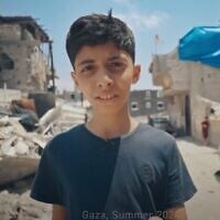 Cette capture d'écran de la bande-annonce de "Gaza : How to Survive A War Zone" montre le narrateur Abdullah Al-Yazouri, dont le père est un ministre du Hamas. (Capture d'écran YouTube utilisée conformément à l'article 27a de la loi sur les droits d'auteur)
