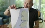 L'ancien Premier ministre Ehud Olmert brandit la carte qu'il avait présentée au président de l'Autorité palestinienne Mahmoud Abbas en 2008 dans le cadre d'une solution à deux États, dans un documentaire de la BBC diffusé en février 2025. (Capture d'écran/BBC)