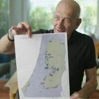 L'ancien Premier ministre Ehud Olmert brandit la carte qu'il avait présentée au président de l'Autorité palestinienne Mahmoud Abbas en 2008 dans le cadre d'une solution à deux États, dans un documentaire de la BBC diffusé en février 2025. (Capture d'écran/BBC)