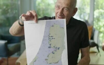 L'ancien Premier ministre Ehud Olmert brandit la carte qu'il avait présentée au président de l'Autorité palestinienne Mahmoud Abbas en 2008 dans le cadre d'une solution à deux États, dans un documentaire de la BBC diffusé en février 2025. (Capture d'écran/BBC)