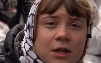 La militante Greta Thunberg participe à une manifestation anti-Israël devant le quartier-général du géant danois du transport maritime Maersk, à Copenhague, le 24 février 2025. (Capture d'écran X / @OliLondonTV / utilisée conformément à l'article 27a de la loi sur le droit d'auteur)