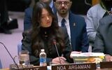 L'ex-otage Noa Argamani dépose une photo de son partenaire captif Avinatan Or sur le bureau au moment de prendre la parole devant le Conseil de sécurité de l'ONU, le 25 février 2025. (Capture d'écran, ONU)