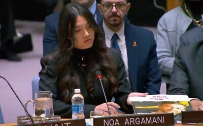 L'ex-otage Noa Argamani dépose une photo de son partenaire captif Avinatan Or sur le bureau au moment de prendre la parole devant le Conseil de sécurité de l'ONU, le 25 février 2025. (Capture d'écran, ONU)