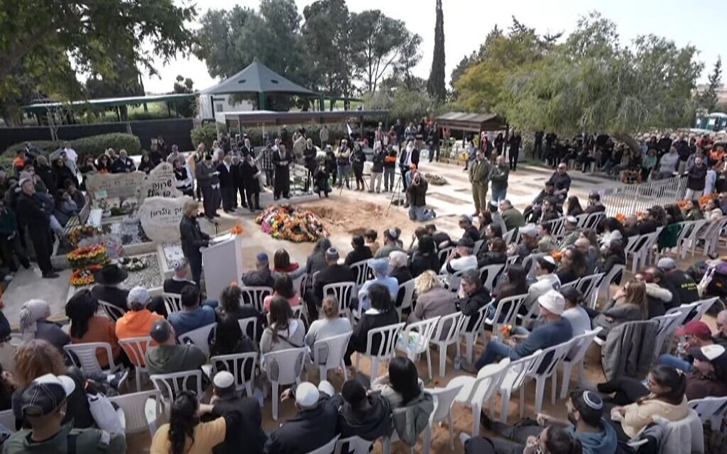 Les funérailles de Shiri Bibas et de ses deux jeunes fils Kfir et Ariel, au cimetière régional de Tsoher, le 26 février 2025 (Crédit : capture d'écran vidéo/GPO)