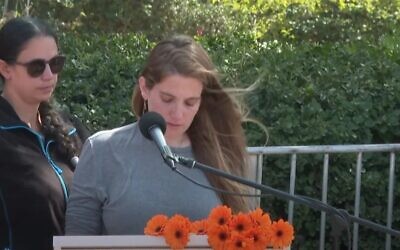 La sœur de Shiri Bibas, Dana Silberman-Sitton, fait l'éloge funèbre de ses enfants Ariel et Kfir au cimetière régional de Tsoher, le 26 février 2025. (Capture d'écran/GPO)