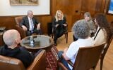 Le Premier ministre Benjamin Netanyahu rencontre dans son bureau de Jérusalem l'ex-otage Keith Siegel le 27 février 2025. (Crédit : Maayan Toaf/GPO)