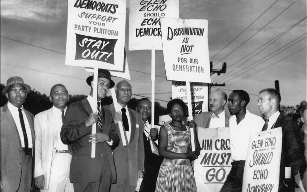 Les leaders des droits civiques Roy Wilkins et A. Phillip Randolph lors d'une manifestation à Glen Echo Park dans le Maryland en 1960. (Avec l'aimable autorisation de la bibliothèque George Meany)