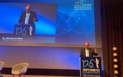 L'ancien ministre des Affaires de la Diaspora, Nachman Shai, s'exprime lors d'une conférence de l'Organisation sioniste mondiale marquant le 125e anniversaire du premier congrès sioniste à Bâle, en Suisse, le 28 août 2022. (Autorisation)