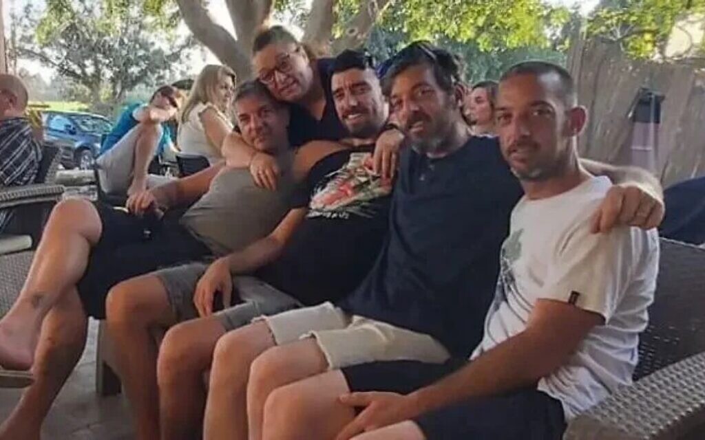 Sylvia Cunio, à l'extrême gauche, avec ses quatre fils, Louis, Ariel (troisième à partir de la gauche), David et Eitan ; Ariel et David ont été pris en otage à Gaza le 7 octobre 2023. (Autorisation)
