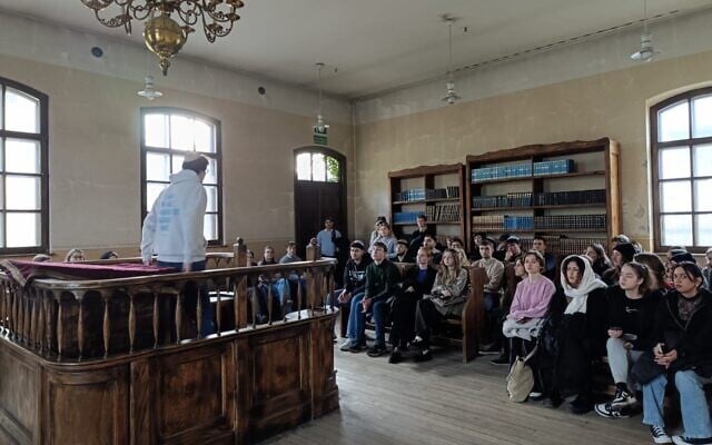 Des étudiants polonais apprenant l'histoire de la communauté juive d'Oświęcim lors de la Journée internationale de commémoration de la Shoah, au musée juif d'Oshpitzin, à Oświęcim, en Pologne le 27 janvier 2025. (Crédit : Zev Stub/Times of Israel)