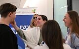 L'ex-otage Agam Berger attrapant les joues de son frère alors qu'ils se retrouvent au centre hospitalier Rabin de Petah Tikva, le 30 janvier 2025. (Crédit : Haïm Zach/GPO)