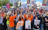 Des Israéliens assistant à la libération de Keith Siegel, prisonnier du Hamas à Gaza, sur la Place des Otages, à Tel Aviv. (Crédit : Adar Eyal/Forum des familles des otages)