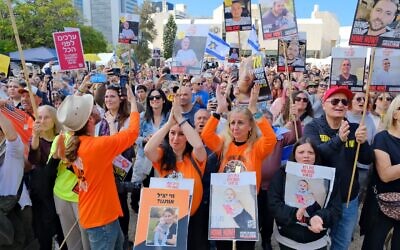 Des Israéliens assistant à la libération de Keith Siegel, prisonnier du Hamas à Gaza, sur la Place des Otages, à Tel Aviv. (Crédit : Adar Eyal/Forum des familles des otages)