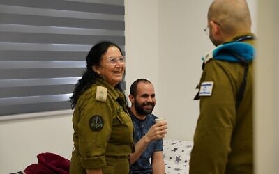 Yarden Bibas avec des soldats de l’armée israélienne immédiatement après sa libération de la captivité du Hamas, le 1er février 2025. (Crédit : Armée israélienne)