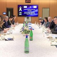 Le ministre des Affaires étrangères Gideon Saar rencontre son homologue grec Giorgos Gerapetritis à Jerusalem, le 3 février 2025. (Asi Efrati/GPO)