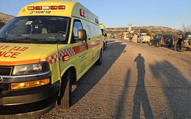 Illustration : Des ambulances arrivent après une attaque contre un poste de l'armée près du village de Tayasir, dans le nord de la Cisjordanie, le 4 février 2025. (Magen David Adom)