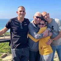 L'ex-otage Gadi Mozes, entouré de ses fils et sa fille après sa sortie de l'hôpital Ichilov à Tel Aviv, le 6 février 2025. (Crédit : Autorisation)