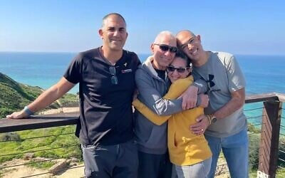 L'ex-otage Gadi Mozes, entouré de ses fils et sa fille après sa sortie de l'hôpital Ichilov à Tel Aviv, le 6 février 2025. (Crédit : Autorisation)