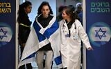 L'otage libéré Eli Sharabi arrive à l'hôpital Sheba, près de Tel Aviv, enveloppé dans un drapeau israélien, où il retrouvera  les membres de sa famille après 491 jours de captivité dans les geôles du Hamas, le 8 février 2025. (Crédit : Haim Tsach/GPO)