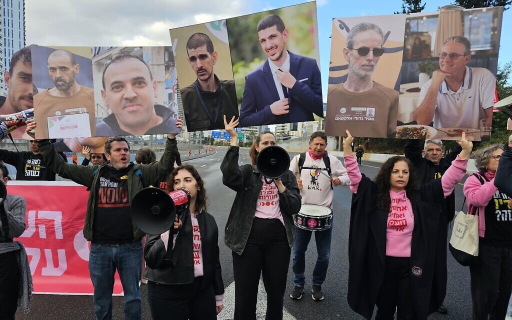 Des manifestants réclamant la pleine application de l'accord sur les otages bloquant l'autoroute Ayalon, à Tel Aviv le 13 février 2025. (Crédit : Zohar Bar-Yehuda via des groupes de protestation pour la démocratie)