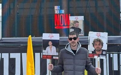 L'ex-otage Or Levy se rend sur la Place des Otages de Tel Aviv, moins d'une semaine après sa libération des mains du Hamas, le 14 février 2025. (Crédit : Forum des familles des otages et disparus)