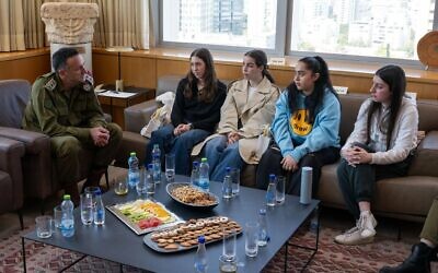 Le chef d'État-major de Tsahal, le lieutenant-général Herzi Halevi (à gauche), avec les ex-otages (de gauche à droite) Naama Levy, Agam Berger, Liri Albag et Karina Ariev, le 14 février 2025. (Armée israélienne)