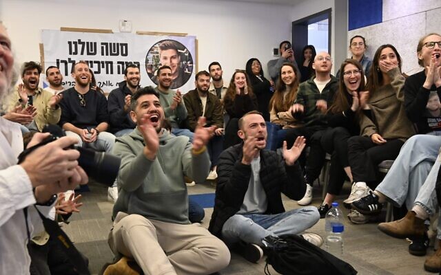 Les amis de Sasha Trufanov, réunis à Ramat Gan, se réjouissant de sa libération de la captivité du Hamas, le 15 février 2025. (Crédit : Paulina Patimer/Forum des familles d'otages)