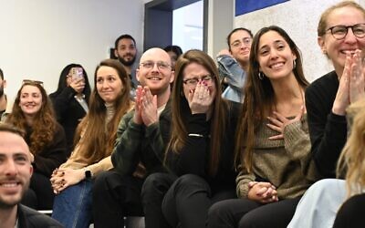 Les amis de Sasha Troufanov, réunis à Ramat Gan, se réjouissant de sa libération de la captivité du Hamas, le 15 février 2025. (Crédit : Paulina Patimer/Forum des familles d'otages)