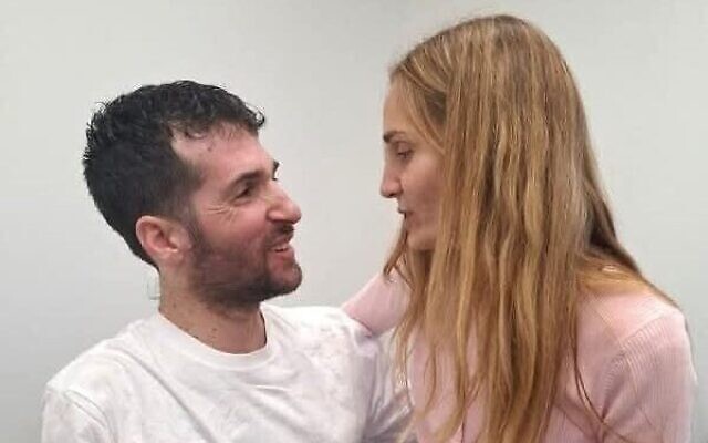 L’ex-otage Sagui Dekel-Chen retrouvant sa femme Avital à son retour en Israël après 498 jours de captivité à Gaza, le 15 février 2025. (Crédit : Armée israélienne)