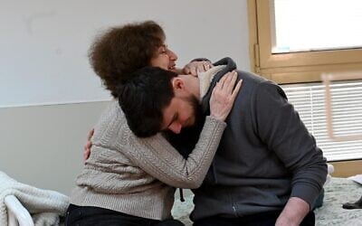 L'ex-otage Sasha Trufanov et sa grand-mère Irena Tati au centre hospitalier Sheba-Tel Hashomer, le 15 février 2025. (Crédit : Avi Ohayon/GPO)