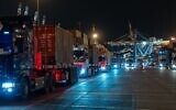 Des camions transportant une livraison de bombes lourdes sont vus en train de rouler dans le port d'Ashdod, le 16 février 2025. (Crédit : Ministère de la Défense)