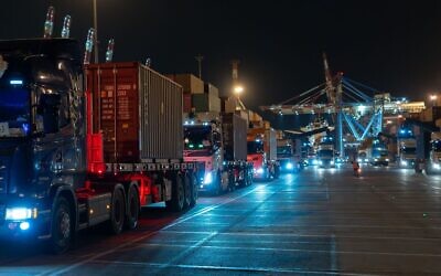 Des camions transportant une livraison de bombes lourdes sont vus en train de rouler dans le port d'Ashdod, le 16 février 2025. (Ministère de la Défense)