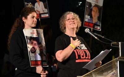 L'ex-otage Aviva Siegel, épouse de l'otage Keith Siegel récemment libéré, sur la place des otages à Tel Aviv le 17 février 2025. (Crédit : Paulina Patimer/ mouvement de protestation)