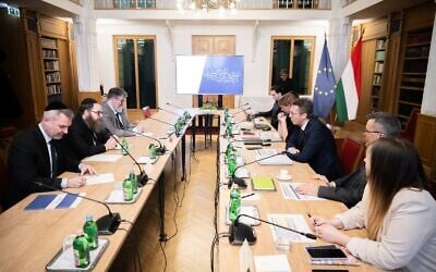 Le grand rabbin de l'IMEH, Shlomo Koves (au centre à gauche) rencontrant le ministre hongrois de l'Éducation, Balazs Hanko (au centre à droite), à Budapest, le 10 février 2025. (Crédit : Autorisation)