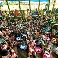 Sur cette photo non datée, on voit des enfants souffrant de malnutrition mangerdes repas nutritifs au sein du complexe Africa 3030, dans l'est de la République démocratique du Congo. (Autorisation)